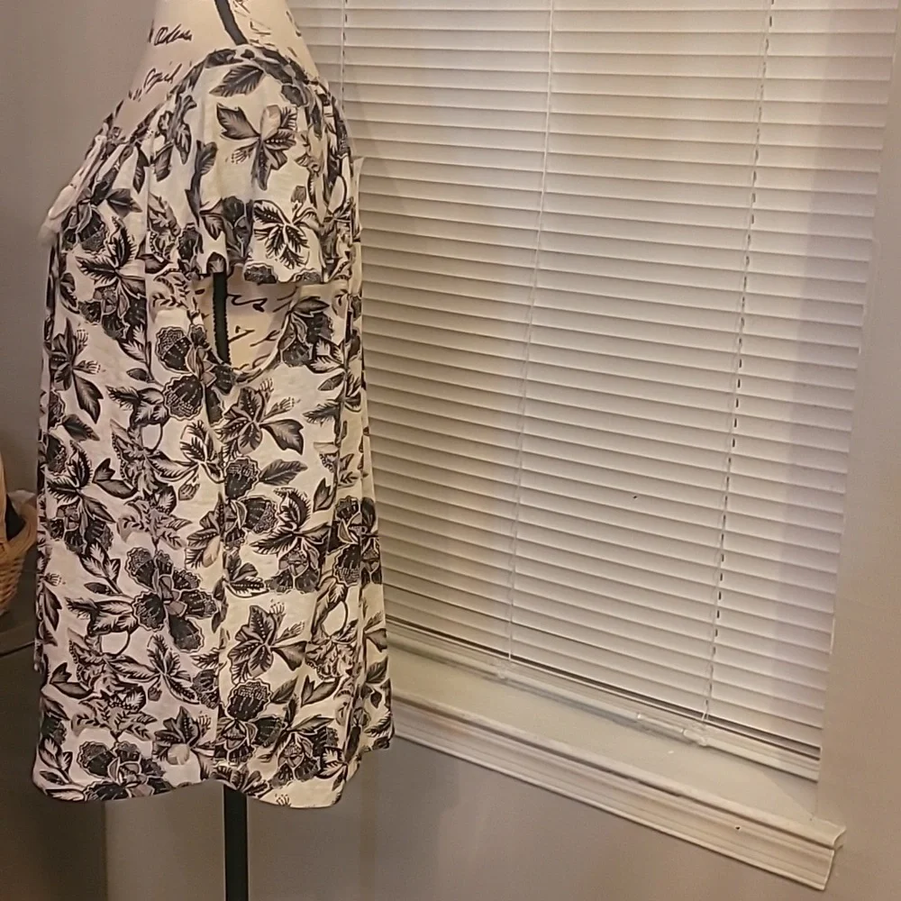 Old Navy Floral Top Large w/Key Hole Tassels - Picture 5 of 11